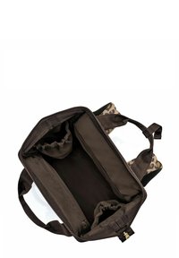 Borsa a spalla in tela color marrone con un accento a stampa leopardata. Presenta una chiusura con zip, tasche interne e manici in tessuto robusto. L'interno è scuro.