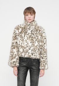 Kort nepbont jack met ritssluiting, met een wit en beige luipaardprintpatroon. Lange, brede mouwen en een hoge kraag.