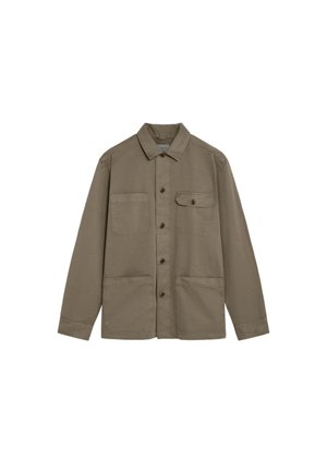 Chaqueta camisa marrón de manga larga con botones, cuello y tres bolsillos delanteros, incluyendo un bolsillo con solapa abotonada.