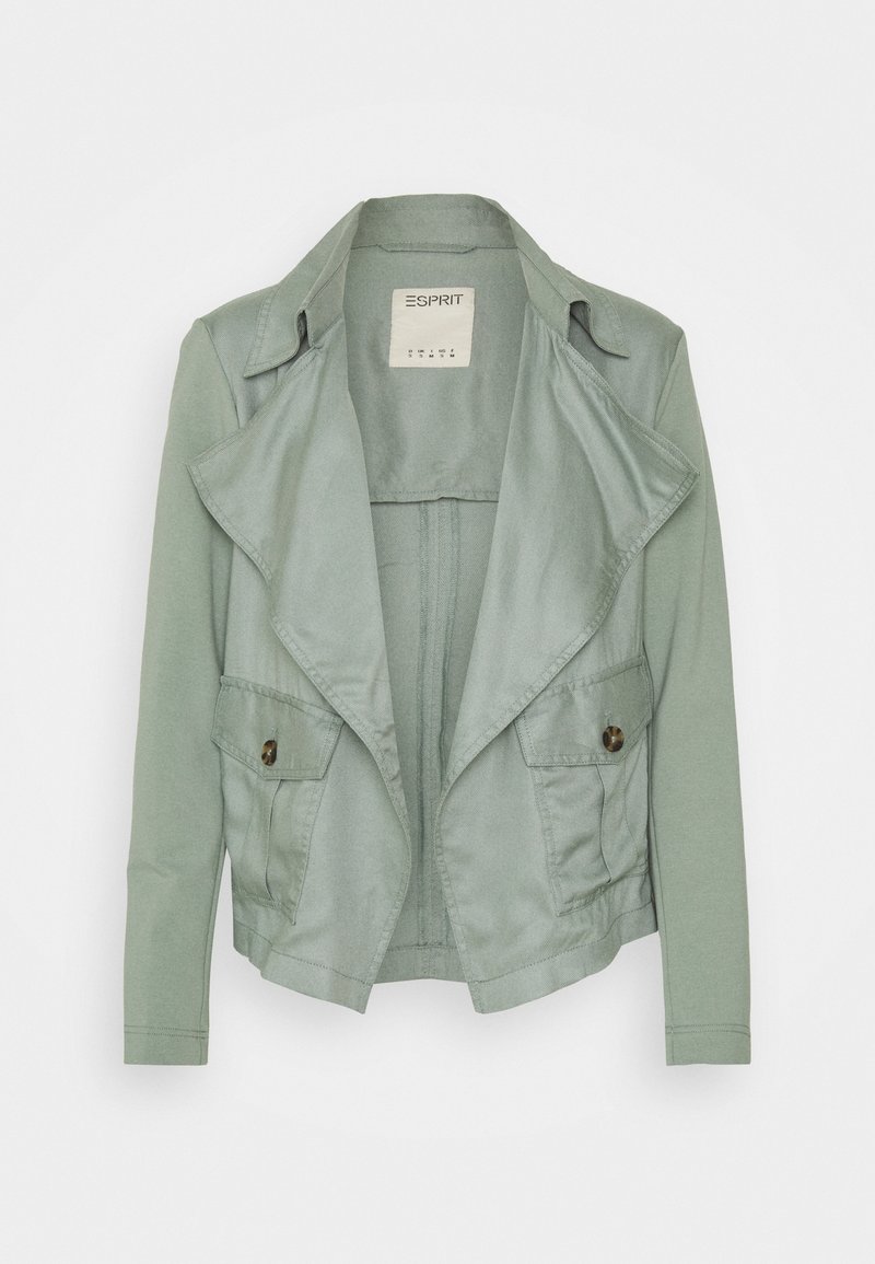 Veste vert clair à ouverture frontale, avec larges revers, manches longues et poches à rabat boutonnées des deux côtés, présentée sur fond blanc.