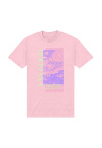 Rosa bomull T-shirt med en Van Gogh-inspirerad grafik i lila och grönt, med citattex. Kort ärm och normal passform.