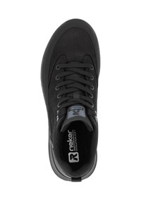 Baskets en suède noir avec bout rond, surface texturée, fermeture à lacets à l'avant, semelle intérieure rembourrée et étiquette logo sur la languette.