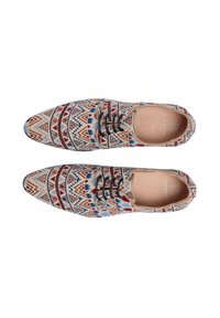 Kant-en-klaar schoenen met een veelkleurig geometrisch ontwerp in blauw, rood en bruin, met een spitse neus en zwarte veters. Getextureerde stof.