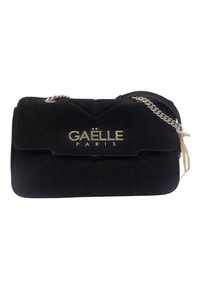 Borsa a tracolla nera trapuntata con chiusura a patta magnetica, logo dorato "GAËLLE PARIS" e tracolla in metallo argentato. Realizzata in materiale morbido con una texture liscia.