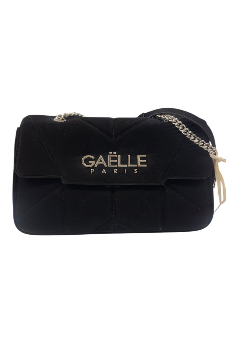 Borsa a tracolla nera trapuntata con chiusura a patta magnetica, logo dorato "GAËLLE PARIS" e tracolla in metallo argentato. Realizzata in materiale morbido con una texture liscia.
