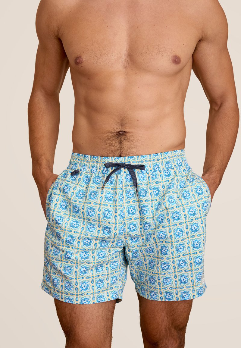 Zwemshorts met een levendig blauw en geel geometrisch patroon, elastische tailleband met trekkoord en zijzakken. Katoenmengsel stof.