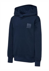 Marineblauwe capuchonsweater met lange mouwen en een kleine geperste logopatch op de linkerborst, gemaakt van zachte stof.