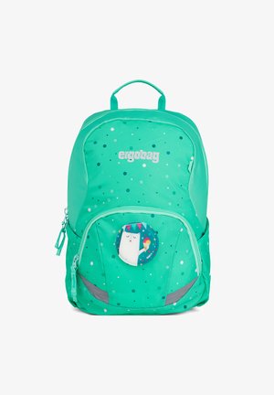 Ein grüner ergonomischer Rucksack mit Pünktchen-Muster, mit Reißverschlussfächern, einem runden Abzeichen mit einer Illustration und reflektierenden Akzenten.