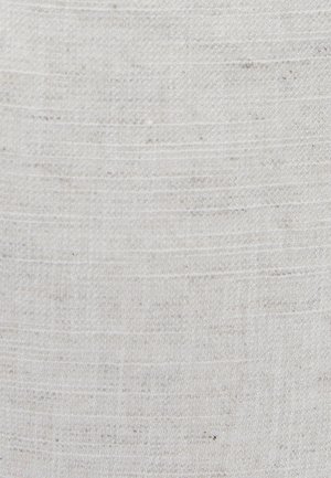 Valkoinen pellavakangas, jossa on teksturoitu pinta, sisältäen hienovaraisia, epätasaisia vaakasuoria viivoja ja satunnaisia tummempia kuituja.