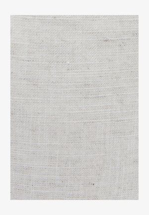 Valkoinen pellavakangas, jossa on teksturoitu pinta, sisältäen hienovaraisia, epätasaisia vaakasuoria viivoja ja satunnaisia tummempia kuituja.