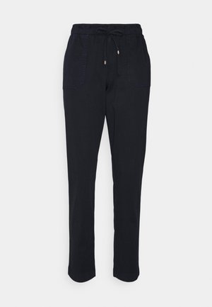 Zwarte casual broek met een elastische tailleband, trekkoord aan de voorkant en twee opgezette zakken aan de voorkant, getoond tegen een lichte achtergrond.