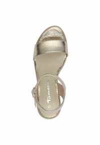 Metalické zlaté sandály s širokým páskem přes prsty a nastavitelným páskem kolem kotníku. Hladký povrch a otevřený design špičky.
