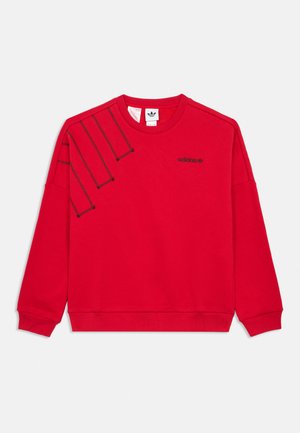 Rotes Adidas-Sweatshirt mit langen Ärmeln, schwarzen diagonalen Stickstreifen auf der linken Schulter und kleinem schwarzem Adidas-Logo auf der Brust.