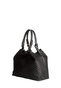 Musta kudottu nahkalaukku, jossa on kaksoishihnat, suorakulmainen muoto ja teksturoitu pinta. Varustettu hopeanvärisillä metalliosilla ja ylhäältä avattava malli.