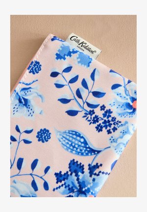 Kvetinová peňaženka z jemného ružového textilu so modrými kvetinovými vzormi a listami. Všitá etiketa s nápisom "Cath Kidston London."