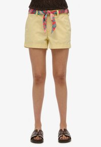 Shorts di cotone giallo con cintura in tessuto a fantasia rosa e turchese, con risvolti e tasche laterali.