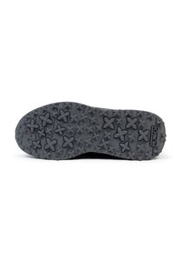 Suela de zapato de goma negra con agarre texturizado, con un patrón floral y estrías para tracción. Logotipo de la marca "MUNICH" visible.