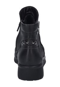 Černé kožené kotníkové boty se zipovým uzávěrem, kulatou špičkou, dekorativními kovovými cvočky a texturovanou podrážkou pro lepší přilnavost. Měkké podšívání pro pohodlí.