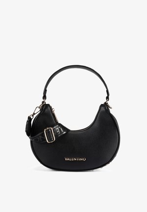 Zwarte leren handtas met een gebogen vorm, gouden "VALENTINO" logo en een afneembare riem met een subtiel geperst patroon. Getextureerd oppervlak.