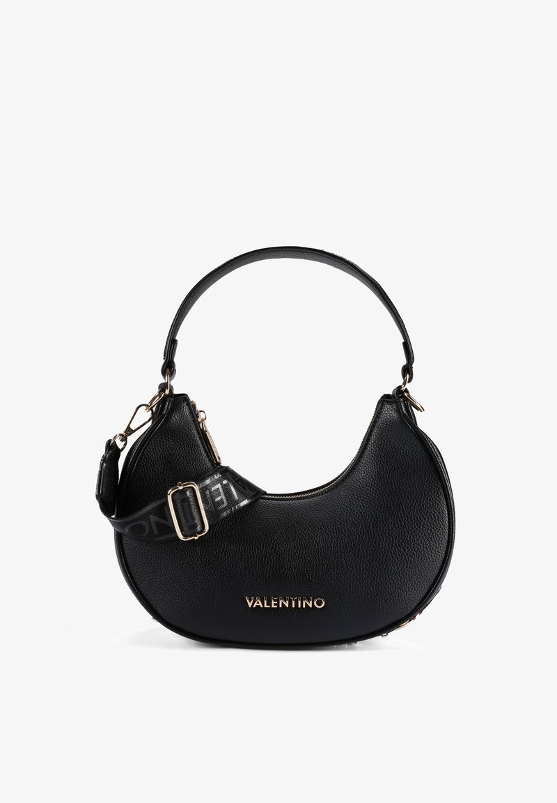 Μαύρη δερμάτινη τσάντα χειρός με καμπύλο σχήμα, χρυσό λογότυπο "VALENTINO" και αποσπώμενο ιμάντα με διακριτικό ανάγλυφο μοτίβο. Υφή με ανάγλυφη επιφάνεια.