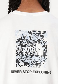 The North Face MENS TEE RELAXED BOX - Print T-shirt - white/black/faded blue