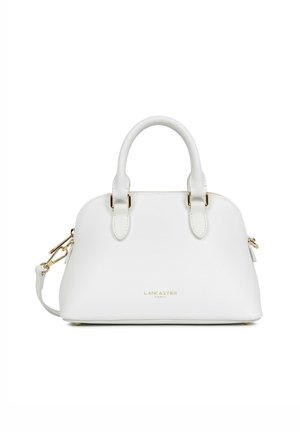 Sac à main Lancaster Paris en cuir blanc avec doubles anses, ferrures dorées, et bandoulière amovible sur fond blanc.