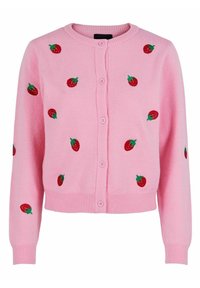 Rosa stickad knäppkortärmad kofta med röda och gröna broderade jordgubbsmönster utspridda över framsidan och ärmarna.