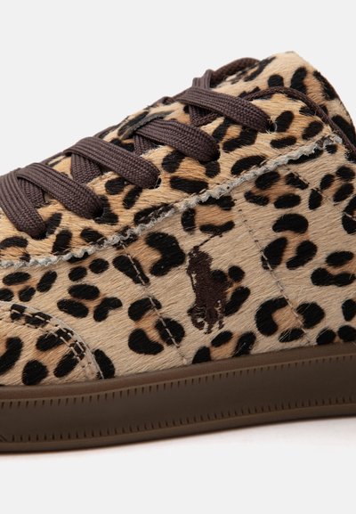 Καφέ sneaker με κορδόνια, απομίμηση γούνας σε λεοπάρ σχέδιο και σκούρο καφέ κεντημένο λογότυπο Polo Ralph Lauren στο πλάι, ορατή καφέ σόλα.