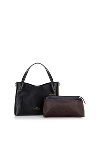 Schwarze Ledertasche mit strukturierter Oberfläche und einem goldenen Logo, begleitet von einem braunen Reißverschlussbeutel mit dezentem Logomuster.