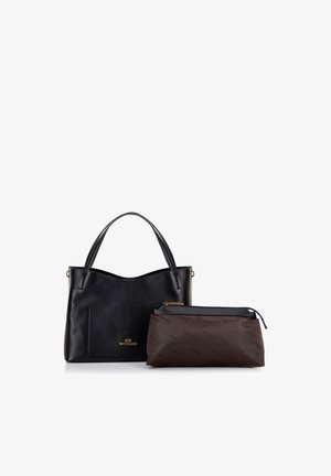 Zwarte leren tas met textuurafwerking en een gouden logo, vergezeld van een bruin ritstas met een subtiel logopatroon.