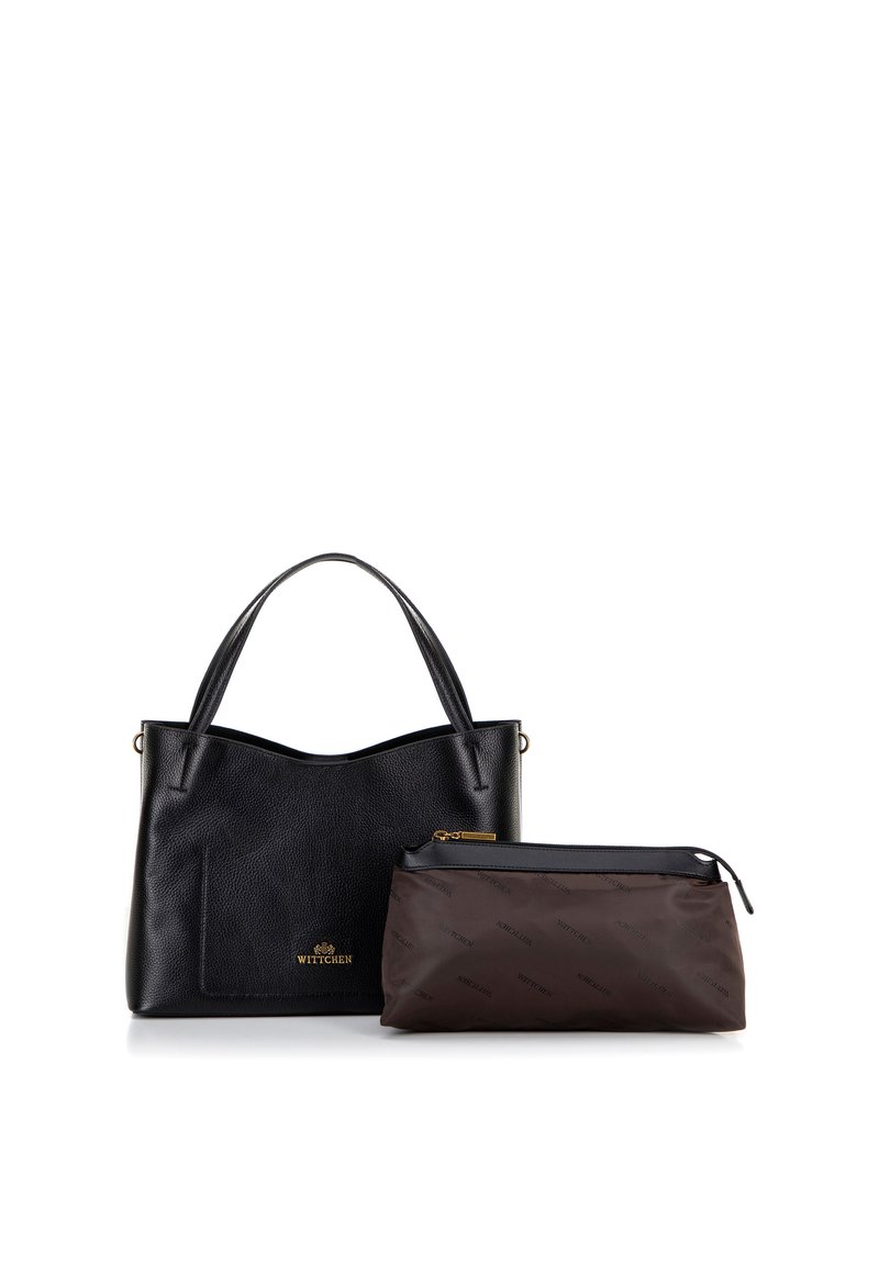 Schwarze Ledertasche mit strukturierter Oberfläche und einem goldenen Logo, begleitet von einem braunen Reißverschlussbeutel mit dezentem Logomuster.