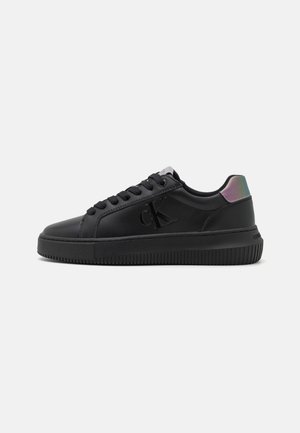 Sort lavtop-sneaker med sorte snørebånd og sål, præget cK-logo på siden og iriserende hæltab.