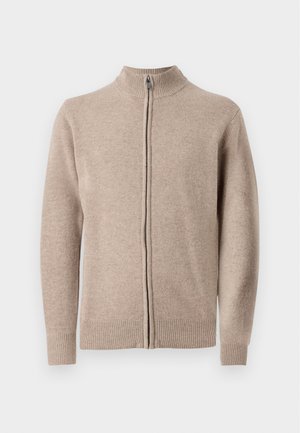 Suéter beige con cremallera y cuello alto, con puños y dobladillo de canalé. Hecho de una suave tela de punto, presenta una textura sutil.