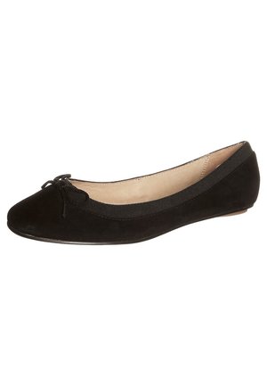 Schwarzer Wildleder-Ballerina mit abgerundeter Spitze, kleinem Schleifchen oben und beigem Innenfutter.