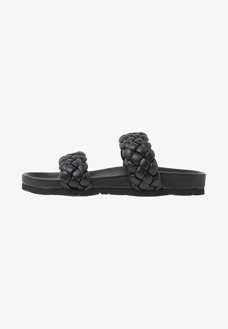 Mule noire avec deux larges brides en cuir tressé et une semelle plate.