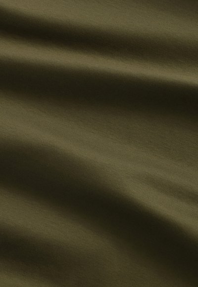 Mörk olivgrön tyg med en slät textur, med subtila vågor och veck som indikerar flexibilitet och fall.