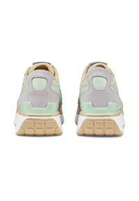 Baskets en suédine gris et menthe avec une semelle blanche et beige, dotées d'un talon rembourré et d'une semelle en caoutchouc texturé, conçues pour le confort.