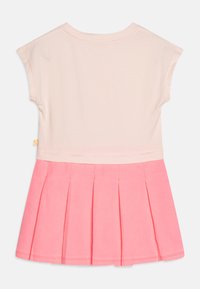 Vaaleanpunainen puuvillamekko, jossa on lyhyet hihat; laskostettu kirkkaanpunainen hame; ompelusaumat näkyvissä vyötärön ja helmojen kohdalla.