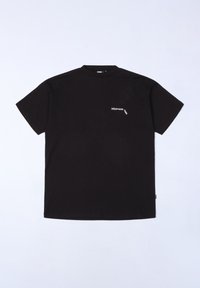 Camiseta de algodón negra con cuello redondo, mangas cortas y un estampado de logo blanco en el área del pecho izquierdo. Diseño simple, corte relajado.