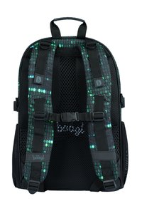 Zaino nero con schiena in rete, decorato con un motivo di codice binario verde. Include spallacci regolabili e una chiusura anteriore con fibbia.