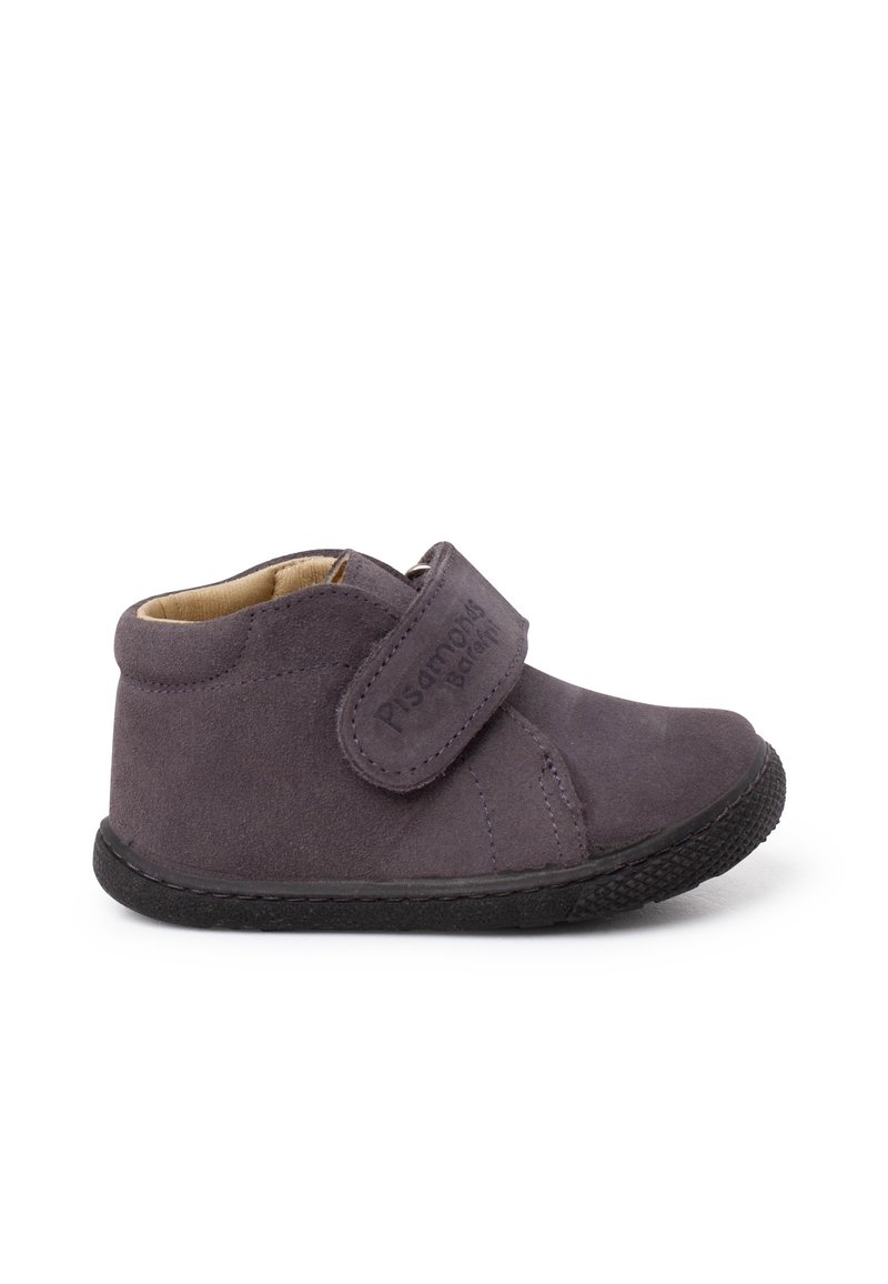 Zapato infantil de ante púrpura con una correa de Velcro, punta redonda y suela de goma texturizada. Presenta un suave forro interior para mayor comodidad.