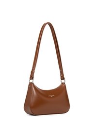Borsa a spalla in finta pelle marrone con forma curva, tracolla regolabile, logo discreto e texture liscia e lucida.
