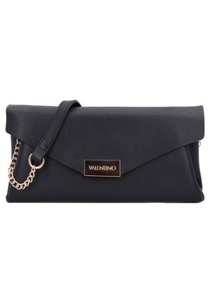 Pochette enveloppe noire Valentino avec finition texturée, détail chaîne dorée et plaque logo dorée assortie sur le rabat avant.