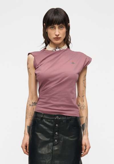 Κοντομάνικο, εφαρμοστό t-shirt από βαμβάκι σε αποχρώσεις μωβ, με σχέδιο τύπου wrap και μικρό κεντητό λογότυπο στο στήθος.