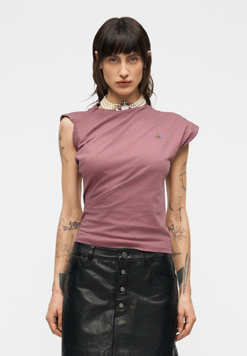 Lyhythihainen, vartalonmyötäinen t-paita malvanvärisestä puuvillasta, jossa on kietaisutyyppinen muotoilu ja pieni kirjailtu logo rinnassa.