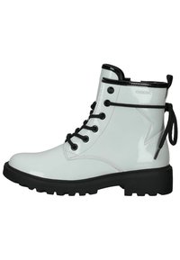 Botín de tobillo impermeable blanco con acabado brillante, cordones negros y suela de goma. Presenta una pestaña trasera para tirar y un detalle de logo en el lateral.