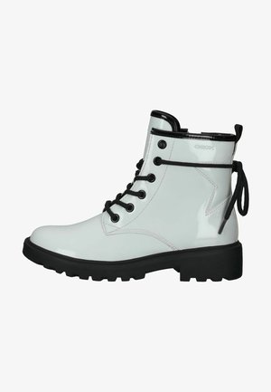 Witte waterdichte enkelboot met glanzende afwerking, zwarte veters en rubberen zool. Beschikt over een achterkanttreklip en een logodetail op de zijkant.