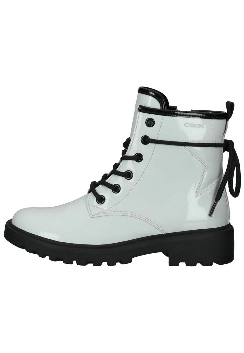 Botín de tobillo impermeable blanco con acabado brillante, cordones negros y suela de goma. Presenta una pestaña trasera para tirar y un detalle de logo en el lateral.