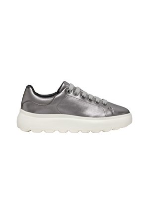 Sneaker argent métallisé avec un bout arrondi, tige en cuir texturé, lacets plats et une épaisse semelle en caoutchouc blanc avec des accents circulaires.