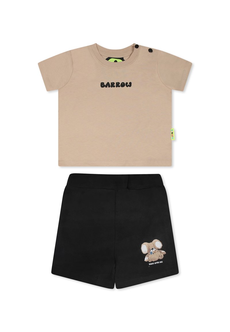 T-shirt beige a maniche corte con testo nero "BARROW" e dettaglio con bottoni; abbinato a pantaloni corti neri con grafica di un topo e dettagli testuali.